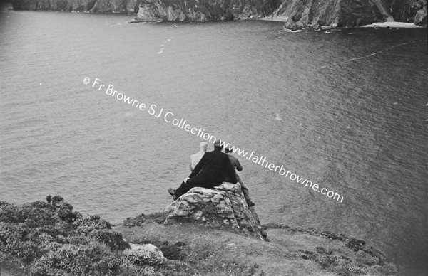 SLIEVE LEAGUE PARK  MR BYRNE AND BRIAN ON ROCK AT BUNGLASS